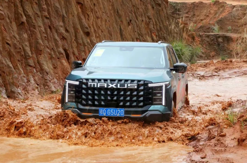 扎進泥潭果園的發布會1